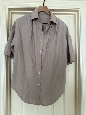 Short-Sleeve Button-Up Shirt in Taupe